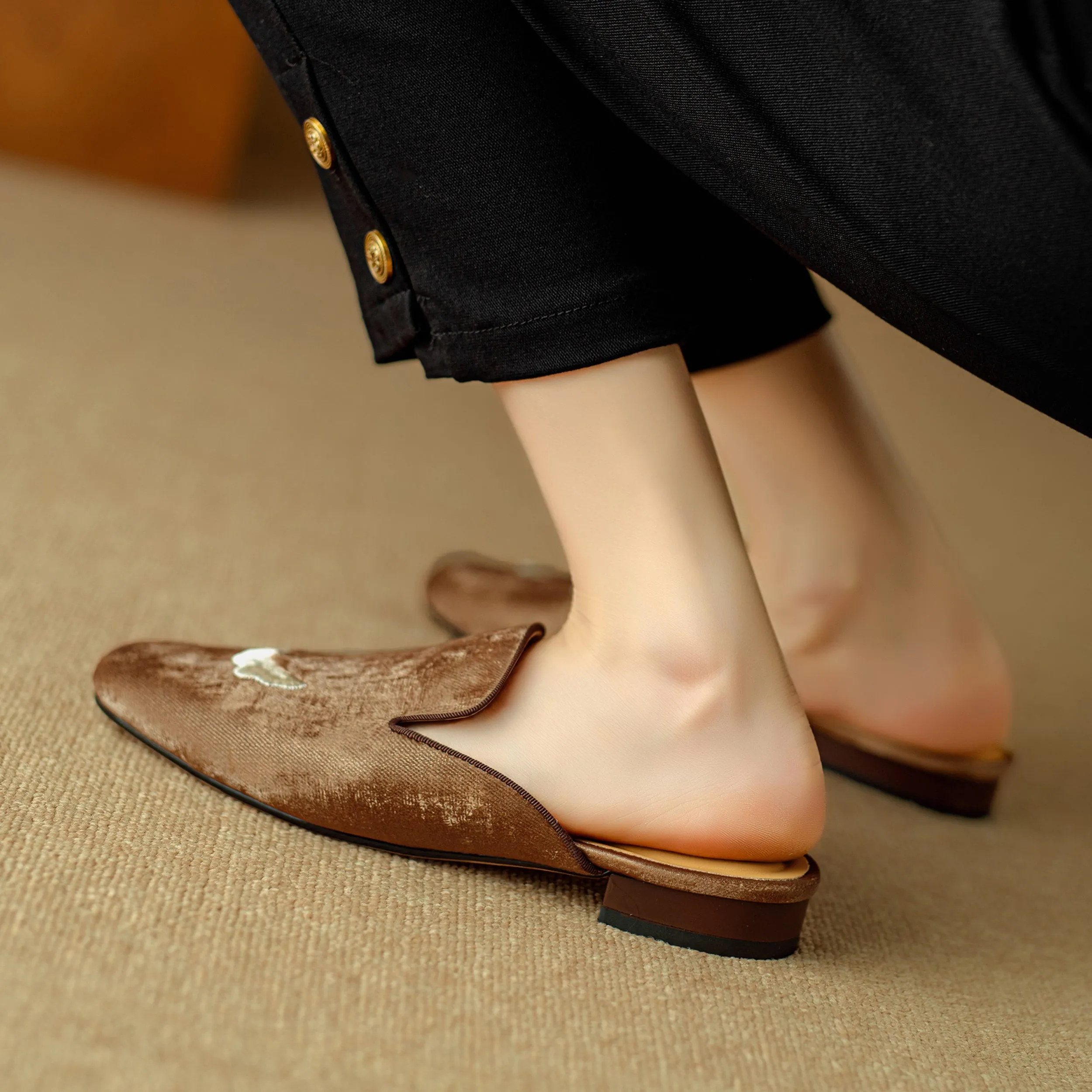 Flat Shoes Green With Hand Embroidered Leaf Velvet Mules